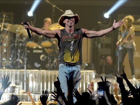 Những giọng ca khiến fan “cháy túi” trong mùa hè này - 2 Kenny Chesney là ngôi sao thứ hai, cùng với Billy Joel, thiết lập được kỷ lục bán vé siêu “khủng” trong ba năm liên tiếp