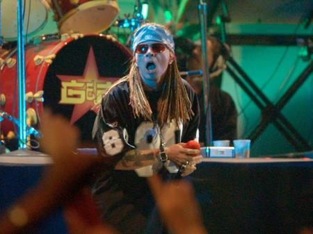 Những giọng ca khiến fan “cháy túi” trong mùa hè này - 4 Ban nhạc rock Guns N Roses đứng thứ 6 trong danh sách những ngôi sao ca nhạc có doanh thu đi tour “khủng” nhất hè này, tuy nhiên, nếu xét riêng lượng vé bán ra trong từng show diễn, Guns N Roses chỉ chịu thua hai cái tên là Pearl Jam và Metallica