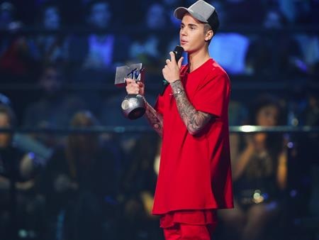 Những giọng ca khiến fan “cháy túi” trong mùa hè này - 7 “Hoàng tử nhạc pop” Justin Bieber đã khởi động chuyến lưu diễn “Purpose world tour” một cách đầy ấn tượng hồi tháng 3 năm nay, đây cũng là chuyến lưu diễn đầu tiên trong 3 năm qua của chàng ca sĩ trẻ, chính vì vậy, không quá khó hiểu khi các Bielieber (biệt danh của những người hâm mộ Justin Bieber) đặc biệt tích cực mua vé ủng hộ thần tượng