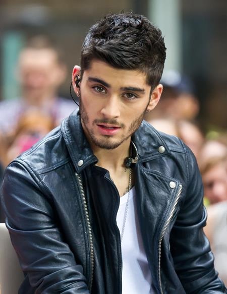 Khi các sao không làm người nổi tiếng - 5 Zayn Malik vừa cho ra mắt album solo đầu tay “Mind of mine” và ngay lập tức giành được thành tích ấn tượng trên các bảng xếp hạng âm nhạc quốc tế. Tuy nhiên, cựu thành viên One Direction cho biết, ước mơ ngày xưa của anh là trở thành một giáo viên tiếng Anh: “Nếu không như thế này thì tôi đã vào đại học rồi. Tôi muốn vậy và vẫn còn mong muốn như vậy, tôi muốn có được một chứng chỉ tiếng Anh”.