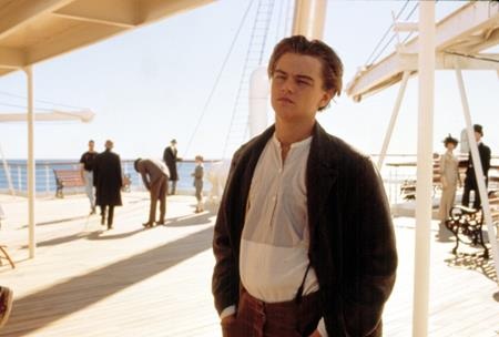 Những bộ phim nổi tiếng “đong đầy nước mắt” - 2 “Titanic” cùng câu chuyện tình yêu cảm động giữa Jack và Rose đã trở nên quá nổi tiếng với bao thế hệ yêu điện ảnh. Nàng, một tiểu thư nhà giàu và chàng, một trai nghèo trên chuyến tàu Titanic. Định mệnh đã gắn kết hai con người thuộc hai tầng lớp khác nhau bằng một tình yêu mãnh liệt tưởng như không gì chia cách nổi. Thế nhưng thảm họa băng trôi đã khiến Jack cùng Rose phải chiến đấu để giành lấy sự sống trong khi chiếc tàu Titanic dần dần chìm xuống, kéo theo hàng nghìn sinh mạng. Trong ranh giới tử sinh ấy, Jack quyết định ra đi để người mình yêu được sống sót, được trải nghiệm mọi buồn vui trên thế giới này và để đến bây giờ, trở thành một bà lão già Rose 80 tuổi ngồi kể cho con cháu nghe về câu chuyện đời mình.