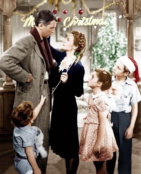 Những bộ phim nổi tiếng “đong đầy nước mắt” - 4 “Its a wonderful life”, tác phẩm kinh điển cho mùa Giáng sinh lại bắt đầu với việc nhân vật nam chính George Bailey (James Stewart) có ý định tự sát vào đúng… đêm Giáng sinh. Nhờ đó, Bailey gặp được thiên thần hộ mệnh của mình và dần nhận ra ý nghĩa của cuộc sống. Bộ phim đã giành được tới 5 đề cử Oscar và đứng ở vị trí đầu bảng trong số những bộ phim truyền cảm hứng nhất mọi thời đại.