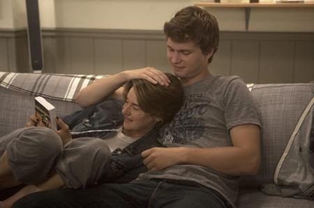 Những bộ phim nổi tiếng “đong đầy nước mắt” - 5 Trong “The fault in our stars”, Hazel (Shailene Woodley) là một cô gái trẻ mắc bệnh ung thư tuyến giáp đã di căn tới phổi đang sống trong những ngày cuối cùng của cuộc đời. Augustus (Ansel Elgort) lại mắc chứng bệnh ung thư xương với một bên chân giả và nỗi sợ một ngày nào đó mình sẽ chìm vào quên lãng. Hai người gặp nhau tại một câu lạc bộ dành cho những bệnh nhân ung thư gặp khó khăn trong việc hòa nhập cuộc sống và một tình yêu đẹp, vừa sôi nổi tuổi trẻ lại vừa day dứt đau thương bắt đầu được nhen nhóm. Ngay từ những phút đầu tiên, “The fault in our stars” đã cảnh báo khán giả về nỗi mất mát và định mệnh ác nghiệt, nhưng đến lúc kết phim, khi nhân vật Augustus ra đi, người xem vẫn không thể ngăn nổi những giọt nước mắt dâng trào.