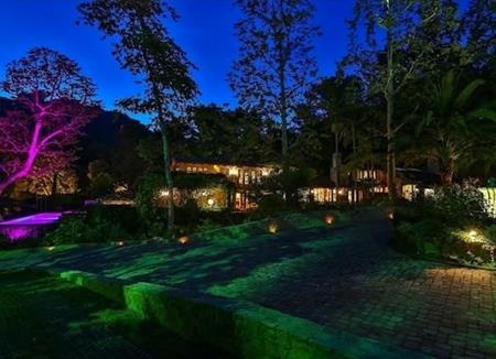 “Siêu vòng 3” J.Lo chi hơn 600 tỉ đồng mua nhà mới - 15 Vào ban đêm, siêu dinh thự hiện lên càng long lanh, huyền ảo