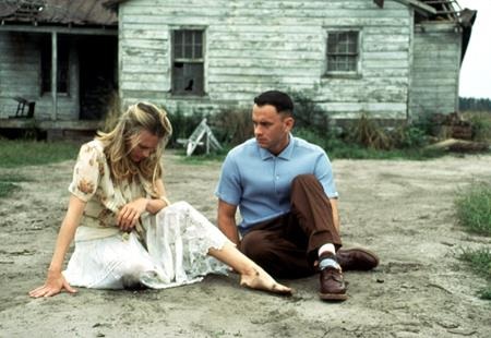 Điểm danh những bộ phim “lấy nước mắt” khán giả - 1 “Forrest Gump” là câu chuyện đầy xúc động kể về cuộc đời của cậu bé Forrest Gump, ngay từ khi sinh ra đã không có cha, hơn nữa Forrest còn bị thiểu năng và luôn bị bạn bè cùng trang lứa trêu trọc. Trải qua bao sóng gió, tưởng như cuối cùng Forrest đã có thể hạnh phúc bên người bạn gái từ thuở ấu thơ Jenny thì anh lại vĩnh viễn mất đi tình yêu của đời mình. Diễn xuất tuyệt vời của Tom Hanks thực sự đã biến Forrest Gump thành một biểu tượng cũng như khiến cho bộ phim chạm tới trái tim từng khán giả.