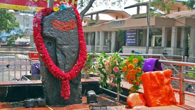 Phiến đá đen, được tin là nơi trú ngụ của vị thần Shani