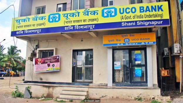 Ngân hàng chỉ lắp cửa kính đơn giản