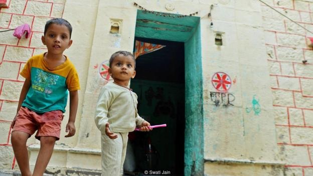 Những đứa trẻ vui chơi bên nhà của mình