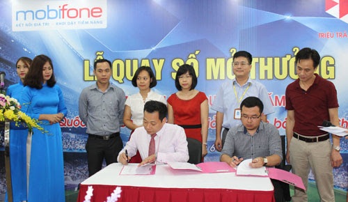 Mobifone tặng khách hàng vé đi châu Âu xem Euro 2016 - 1 Ký và xác nhận vào biên bản quay số danh sách thuê bao trúng thưởng.