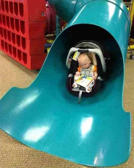 Dù được bố mẹ đưa đến khu vui chơi, bé vẫn chỉ thích ngủ