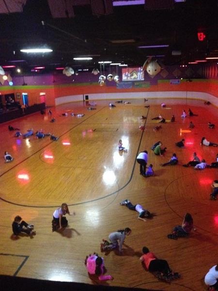 Ngã trên sân patin là một nghệ thuật và mọi đứa trẻ biết ngã đều là nghệ sĩ