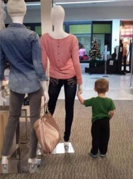 Mải ngắm đồ, bé không hề phát hiện ra mình đã nắm tay nhầm người