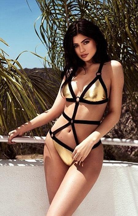 Hai em gái cô Kim đua nhau “hở bạo” trước ống kính - 5 Thân hình của Kylie khiến các fan nam ngây ngất