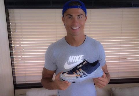 “Giải mã” cách kiếm và tiêu tiền của siêu sao C.Ronaldo - 3 (Hãng Nike phải trả cho Cristiano Ronaldo 13 triệu USD mỗi năm để có được bản hợp đồng quảng cáo với ngôi sao này.)