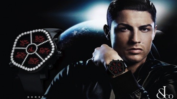 “Giải mã” cách kiếm và tiêu tiền của siêu sao C.Ronaldo - 10 (Chiếc đồng hồ mà Cristiano đang đeo trị giá tới 160.000 USD. Đây là một phiên bản đồng hồ đặc biệt của hãng “Jacob and Co. watch” được đính kim cương và có thể xem 5 múi giờ.)