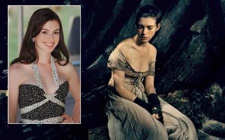 Nhìn lại kỷ lục ép cân kinh hoàng của các sao Hollywood - 4 Trong Những người khốn khổ, Anne Hathaway đã giảm 5kg trong vòng 3 tuần trước khi khởi quay và trong suốt quá trình quay phim, nữ diễn viên này còn tiếp tục giảm thêm 7kg nữa