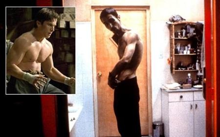 Những kỷ lục tăng, giảm cân nặng đáng sợ của các sao Hollywood - 2 Người Dơi Christian Bale từng khiến các fan “khóc thét” với tạo hình gầy rộc như một bóng ma trong phim “The machinist”. Nam tài tử này đã giảm tới 28 kg khi đóng phim và chỉ nặng vỏn vẹn 50 kg, một con số không hề tương xứng với chiều cao 1m83.