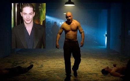 Những kỷ lục tăng, giảm cân nặng đáng sợ của các sao Hollywood - 8 Hồi đóng bộ phim “Bronson” vào năm 2008, Tom Hardy đã phải tăng tới 19 kg đồng thời tuân thủ một chế độ tập luyện điên cuồng với việc chống đẩy tới 2,500 lần/ngày trong vòng 5 tuần liên tiếp