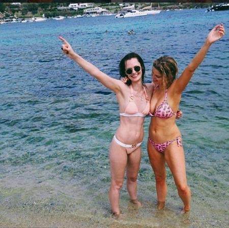 … và tụ tập với bạn bè trong chuyến đi nghỉ tại Hy Lạp