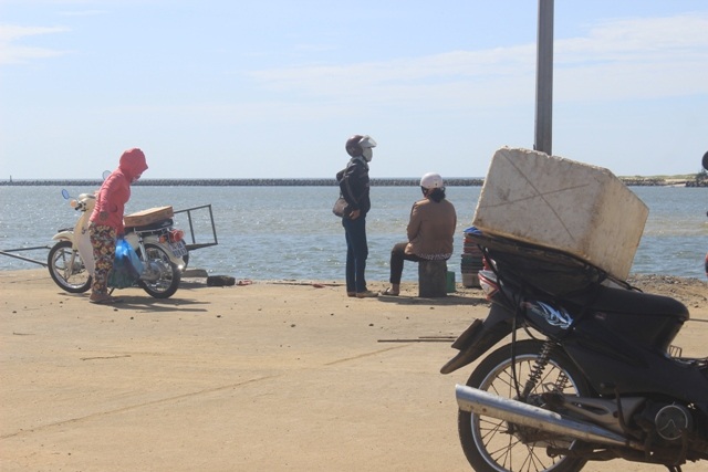 Quảng Trị: Người dân phập phồng lo lắng sau vụ cá nhiễm chất cực độc - 6 Nhiều hộ tiểu thương chờ thuyền về nhưng mãi không có tàu cập cảng