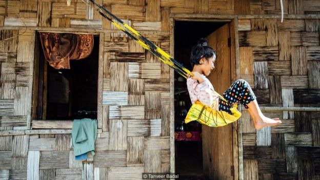 Ghé thăm ngôi làng sạch nhất Ấn Độ - 4 Một em nhỏ chơi trước hiên nhà, trên một chiếc xích đu tự chế.