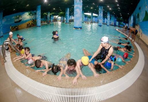 Phổ cập bơi cho học sinh - Câu chuyện lớn không chỉ của riêng ngành giáo dục - 1
Các học viên hào hứng tập luyện động tác bơi dưới sự hướng dẫn tận tình của các giảng viên.