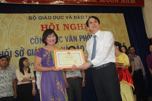 Công tác thi đua – khen thưởng ngành giáo dục còn nặng về hình thức - 1
Thứ trưởng Phạm Mạnh Hùng đã tặng Bằng khen của Bộ trưởng Bộ GD&ĐT cho các cá nhân có nhiều thành tích trong công tác VP