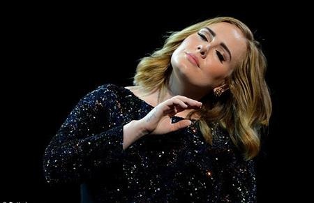 “Hứng gạch” vì chê giọng hát Adele, nhà sản xuất âm nhạc vội vàng xin lỗi - 4 Adele vẫn đang “cháy” hết mình trong chuyến lưu diễn
