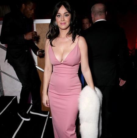 Chủ nhân hit “Roar” giảm cân bằng cách ăn kiêng trong 14 ngày với một thực đơn toàn… nấm. Theo Katy, kiểu ăn kiêng này giúp cô giảm mỡ bụng và mỡ đùi mà không hề làm giảm mỡ ngực. Tuy nhiên, theo các nhà khoa học, chẳng có bằng chứng nào cho thấy việc ăn nấm sẽ giúp giảm cân ở một vài vị trí đặc biệt.