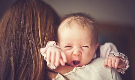 Trẻ con - ngáp thôi cũng đáng yêu - 6 Bé ngáp ngay trên vai mẹ