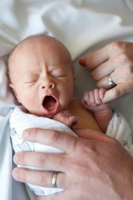 Trẻ con - ngáp thôi cũng đáng yêu - 7 Ngáp khi tay vẫn nắm chặt không buông