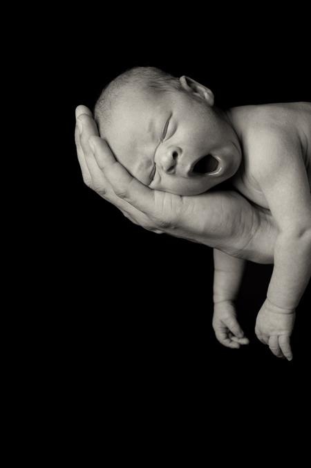 Trẻ con - ngáp thôi cũng đáng yêu - 8 Ngáp khi được bế