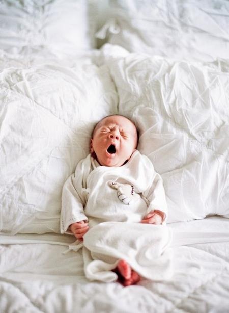 Trẻ con - ngáp thôi cũng đáng yêu - 9 Khi cuộn tròn trên giường