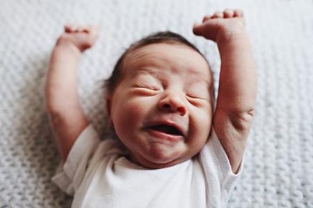 Trẻ con - ngáp thôi cũng đáng yêu - 11 Vừa ngáp vừa vươn tay vươn chân