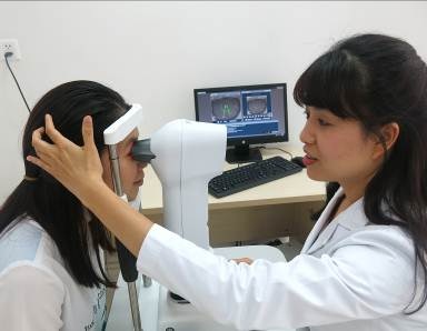Ortho K - Điều chỉnh cận loạn thị không phẫu thuật - 4 Các bác sĩ Vinmec chụp bản đồ giác mạc trước và sau khi đặt Ortho – K để xác định chính xác mức độ cải thiện thị lực của người bệnh