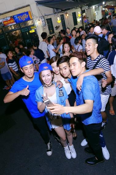 Trang Moon, Huyme hào hứng khám phá ẩm thực đường phố - 1 Trang Moon, Huyme có mặt từ rất sớm trên phố Tạ Hiện, nơi diễn ra sự kiện “Đánh thức năm giác quan cùng trải nghiệm ẩm thực đường phố”. Đây là điểm hẹn cuối tuần yêu thích của cả hai. Nhóm bạn trẻ không quên lưu lại những hình ảnh kỷ niệm.