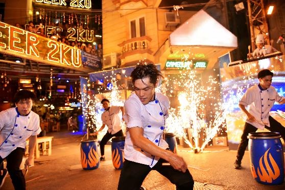 Trang Moon, Huyme hào hứng khám phá ẩm thực đường phố - 4 Bữa tiệc đường phố càng trở nên sôi động với những màn trình diễn ấn tượng. Người tham gia chương trình đã hoàn toàn mãn nhãn với phần biểu diễn cùng lửa, trống và những vũ điệu sôi động với sự tái hiện cảnh nấu nướng của những đầu bếp đầy đam mê