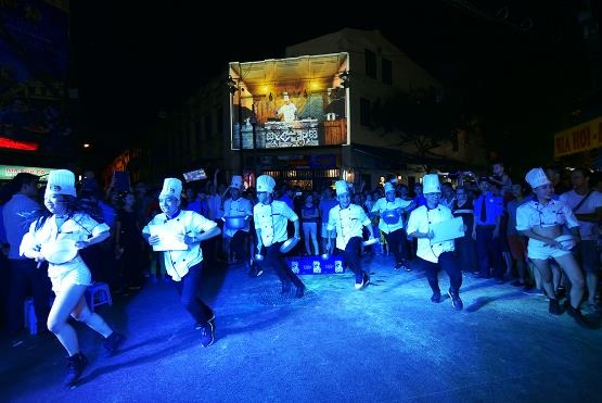 Trang Moon, Huyme hào hứng khám phá ẩm thực đường phố - 5 Tâm điểm của sự kiện là màn trình diễn 3D Mapping được Tiger tái hiện lại trọn vẹn tinh túy của ẩm thực đường phố qua năm giác quan như nếm, nghe, nhìn, chạm và ngửi. Các vũ công với những dụng cụ quen thuộc như xoong, nồi, chảo đã mang đến thanh âm rộn rã khuấy động không khí, mô phỏng những vẻ đẹp của ẩm thực đường phố.