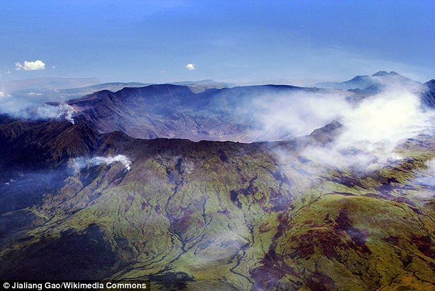 Chuyện gì sẽ xảy nếu 1.500 núi lửa cùng lúc phun trào? - 3
Năm 1815, núi lửa Mount Tambora ở Indonesia đã phun trào, đây là đợt phun trào kỷ lục trong lịch sử về khí hậu toàn cầu, nhiệt độ toàn cầu hạ thấp xuống và gây ra mưa lớn, hủy hoại mùa màng