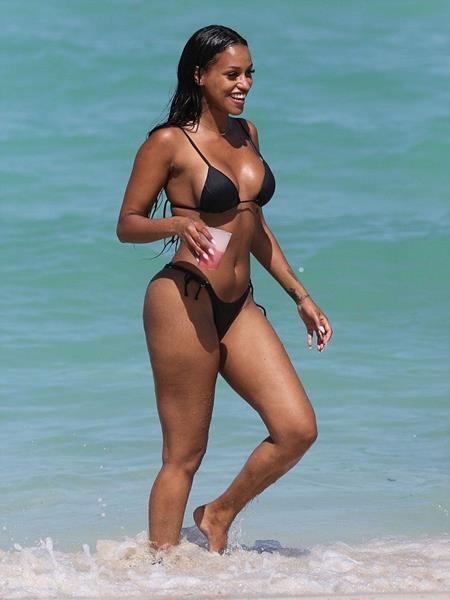 Chân dài 9x “rủ rê” bè bạn cùng nhau hở bạo với bikini - 1 Fanny Neguesha khoe thân hình cực kỳ nóng bỏng