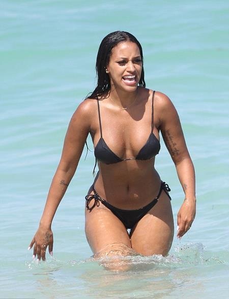 Chân dài 9x “rủ rê” bè bạn cùng nhau hở bạo với bikini - 3 Fanny Neguesha vui đùa dưới làn nước trong xanh