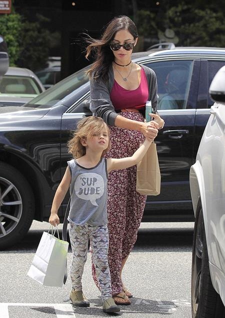 Megan Fox diện đồ bầu bí vẫn quyến rũ bốc lửa - 2 Hai mẹ con Megan Fox đã có một ngày mua sắm tất bật cùng nhau
