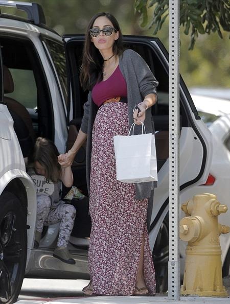 Megan Fox diện đồ bầu bí vẫn quyến rũ bốc lửa - 3 Bé Noah luôn theo sát mẹ không rời