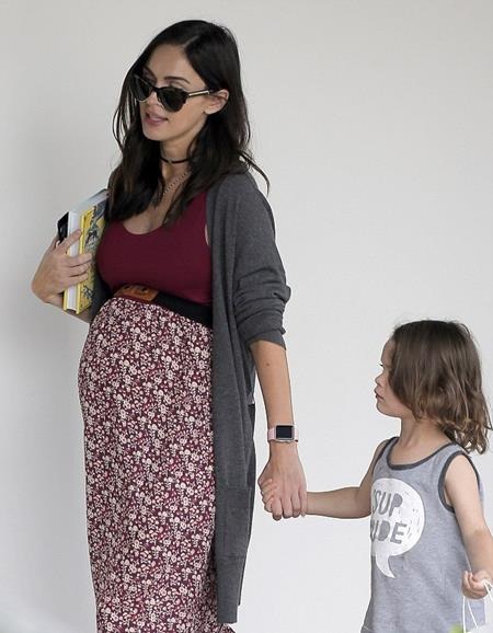 Megan Fox diện đồ bầu bí vẫn quyến rũ bốc lửa - 4 Megan Fox đang mang thai lần thứ ba