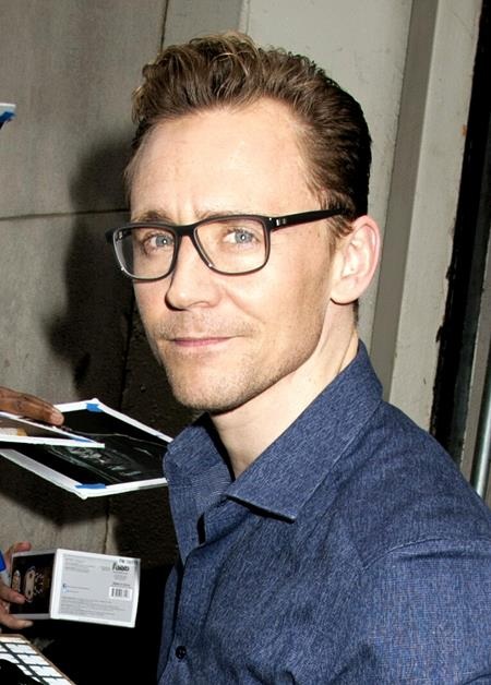 Lớn lên ở Wimbledon và sau đó sống ở Oxford, đến năm 13 tuổi, Tom Hiddleston đã theo học tại ngôi trường nội trú danh tiếng Eton College, cùng một mái trường với hai Hoàng tử William và Harry của Vương quốc Anh. Sau đó, Tom tiếp tục theo học tại Đại học Cambridge ngành Cổ điển học và đã tốt nghiệp Học viện Nghệ thuật Hoàng gia vào năm 2005. Không những có học vấn đáng nể, Tom Hiddleston còn có thể nói được thành thạo 3 ngoại ngữ là Pháp, Tây Ban Nha và Hy Lạp.
