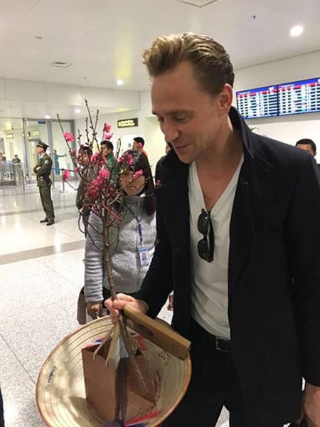 Hồi đầu năm 2016, Tom Hiddleston đã có mặt tại Việt Nam để thực hiện bộ phim Kong: Skull Island. Vẻ lịch lãm, quyến rũ và đầy thân thiện của nam tài tử đã ngay lập tức “đốn gục” trái tim người hâm mộ Việt. Bom tấn Kong: Skull Island Tom Hiddleston sẽ chính thức ra mắt khán giả vào tháng 3/2017 nhưng ngay từ bây giờ, bộ phim đã được dự đoán là sẽ “càn quét” các phòng vé Việt Nam cũng như trên toàn thế giới.