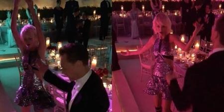 
Tom Hiddleston gặp gỡ Taylor Swift lần đầu tại sự kiện thời trang đình đám Met Gala ở New York vào hôm 2/5 năm nay. Trong bữa tiệc, cặp sao đã có màn khiêu vũ nóng bỏng cùng nhau theo giai điệu bài “Bring ‘em out” của T.I. Ở thời điểm đó, Taylor vẫn đang hẹn hò Calvin Harris nhưng video khiêu vũ của cô nàng và Tom Hiddleston vẫn được các fan hết lòng ủng hộ.
