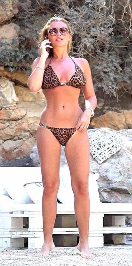 Ngôi sao truyền hình nước Anh diện bikini “đốt cháy” bãi biển - 2 Người đẹp sở hữu thân hình đồng hồ cát quyến rũ…