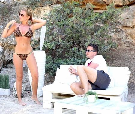 Ngôi sao truyền hình nước Anh diện bikini “đốt cháy” bãi biển - 6 Billie Faiers đang tận hưởng kì nghỉ cùng vị hôn phu Greg Shepherd