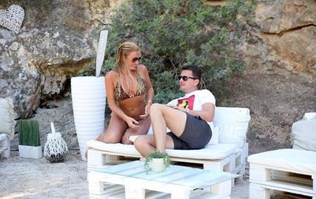 Ngôi sao truyền hình nước Anh diện bikini “đốt cháy” bãi biển - 7 Cặp đôi quấn quýt nhau không rời